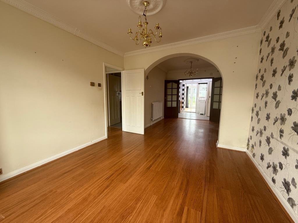 Lot: 166 - MID-TERRACE HOUSE FOR IMPROVEMENT - Through lounge come diner